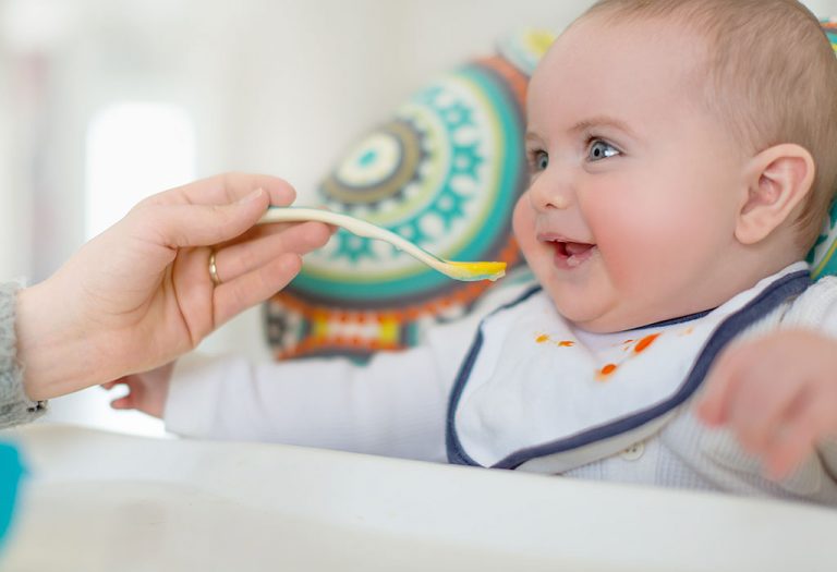 218273527 H 768x525 - كيف يبدأ طفلك في تناول الأطعمة الصلبة