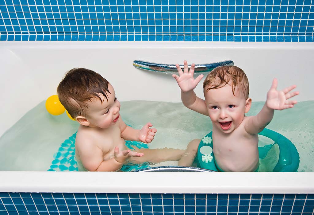8 نصائح لجعل الاستحمام توأمتك أسهل - %categories