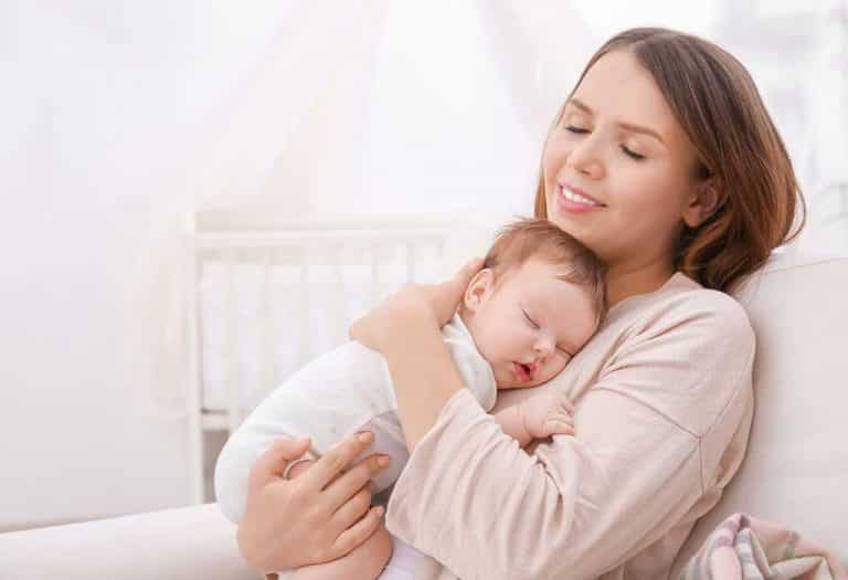 هل من الآمن للطفل أن ينام على صدر الأم؟ - %categories