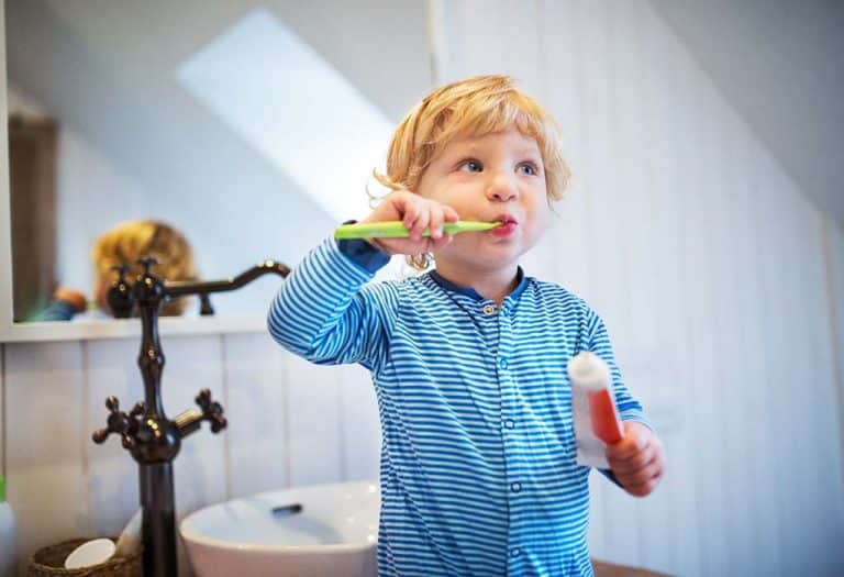 إليك لماذا يجب ألا تدع طفلك ينظف أسنانه بمفرده - %categories