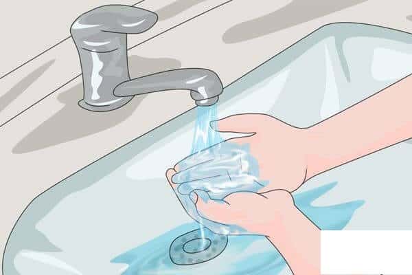 الطريقة الصحيحة لغسل يديك 1 wet your hands 600x400 - تعلم الطريقة الصحيحة لغسل يديك