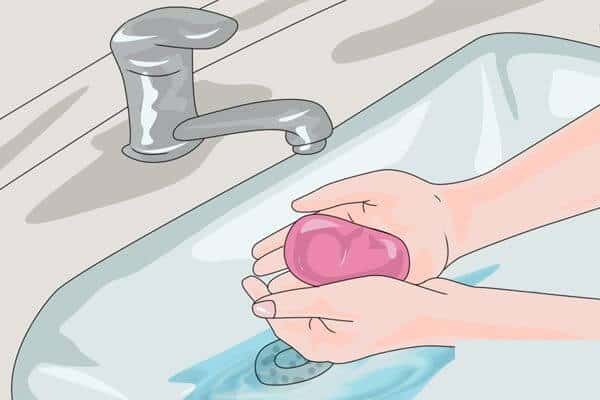 الطريقة الصحيحة لغسل يديك 2 apply some soap 600x400 - تعلم الطريقة الصحيحة لغسل يديك