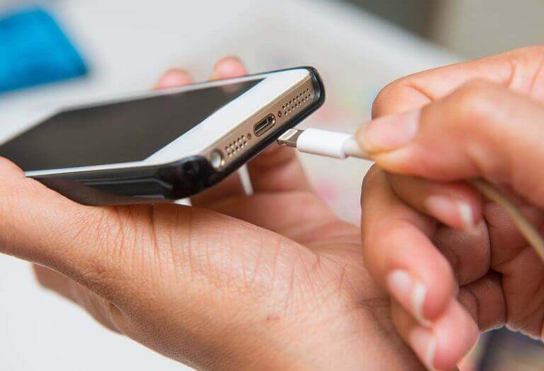 Easy Tricks to Charge Your Phone Faster 298845449 768x525 - حيل سهلة لشحن هاتفك بشكل أسرع