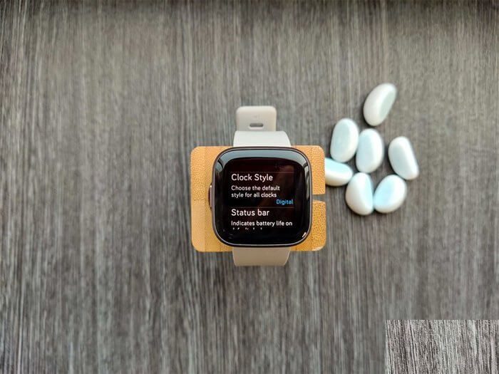 Clock-Style_21ea1112ff97b3631478e2dbd7cc7d82_935adec67b324b146ff212ec4c69054f أفضل 7 نصائح وخدع Fit­bit Ver­sa 2  يجب أن تعرفها