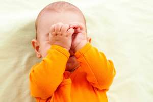 سبب فرك الرضيع لعيونه وكيفية منعه ؟ - child Does Your Baby Rub بHis Eyes - سبب فرك الرضيع لعيونه وكيفية منعه ؟