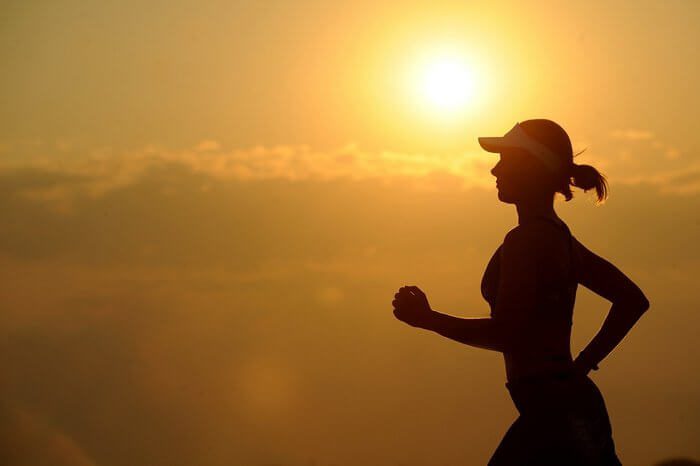 running_935adec67b324b146ff212ec4c69054f أفضل 7 نصائح وخدع Fit­bit Ver­sa 2  يجب أن تعرفها