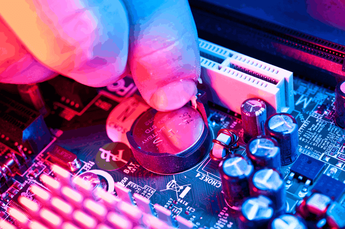 computer-cmos-battery_935adec67b324b146ff212ec4c69054f 4 طرق لمزامنة وقت Windows 10 مع خادم Microsoft