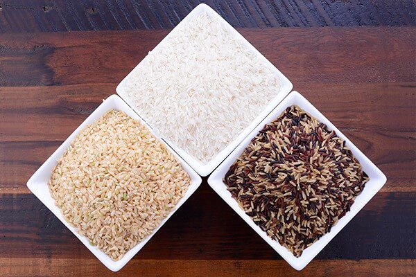 brown rice vs white rice - الأرز البني: الفوائد الصحية ومعلومات السلامة وحقائق التغذية