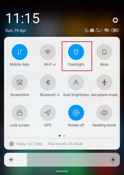 Pull-down-your-notification-bar-enable-the-flashlight-by-pressing-on-the-flashlight-icon 6 طرق لتشغيل المصباح على أجهزة Android