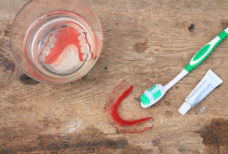 رعاية المثبّت: كيفية تنظيف مثبت الأسنان - %categories