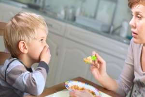 رفض الطفل تناول الطعام , هل هي مشكلة خطيرة , كيف يتم حلها - %categories