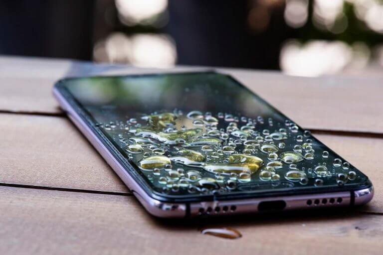 Can-Water-Damage-be-the-cause-768x512-1 12 طريقة لإصلاح هاتفك لا يتم شحنه بالشكل الصحيح
