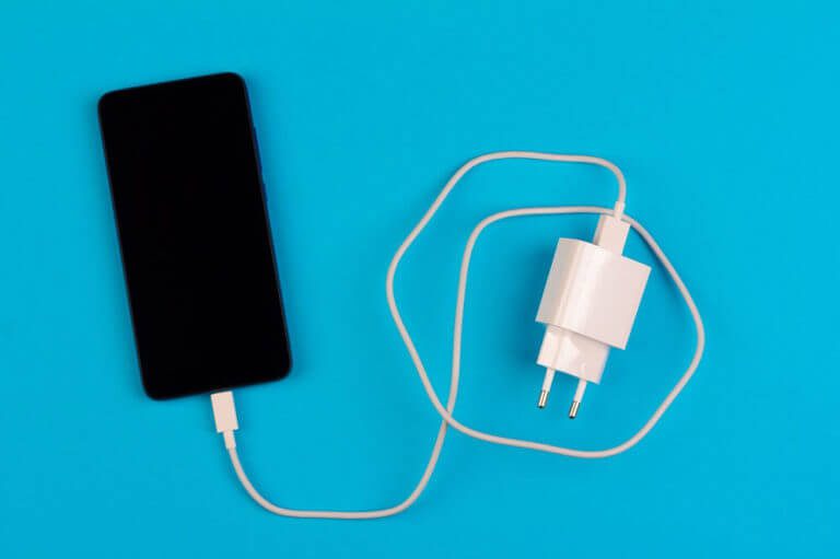 Check-Wall-Plug-Adapter-768x511-1 12 طريقة لإصلاح هاتفك لا يتم شحنه بالشكل الصحيح