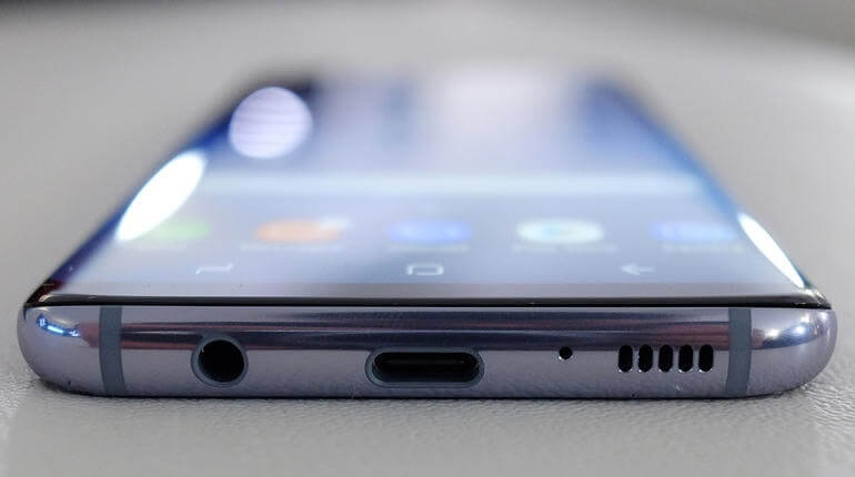 Check-the-Micro-USB-Port 12 طريقة لإصلاح هاتفك لا يتم شحنه بالشكل الصحيح