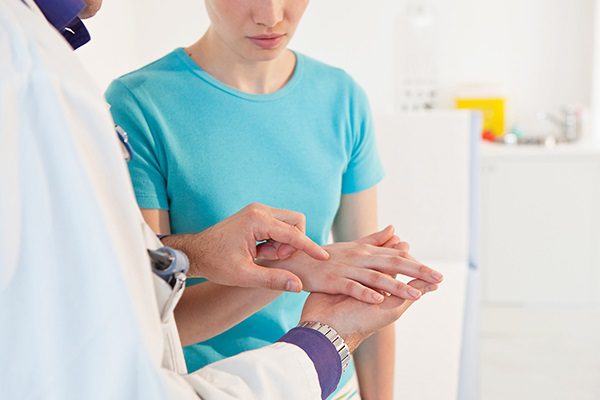 ما الذي يسبب التقران السفعي وكيفية علاجه؟ - skin-beauty actinic keratoses pitches a cancerous condition - ما الذي يسبب التقران السفعي وكيفية علاجه؟