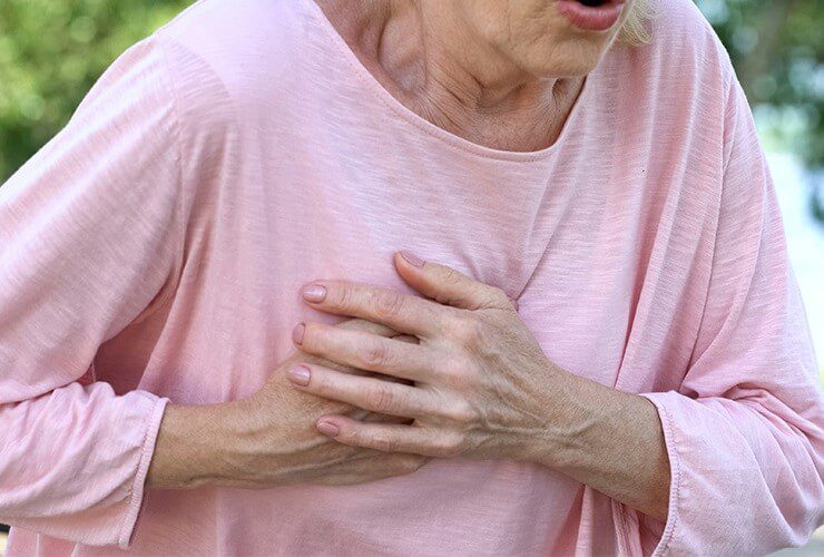 ما الذي يسبب آلام الصدر؟ كيف تختلف عن النوبة القلبية؟ - %categories