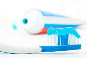 معجون الأسنان المزيل للحساسية: هل يوفر راحة طويلة الأمد؟ - oral-health desensitizing toبothpaste feat - معجون الأسنان المزيل للحساسية: هل يوفر راحة طويلة الأمد؟