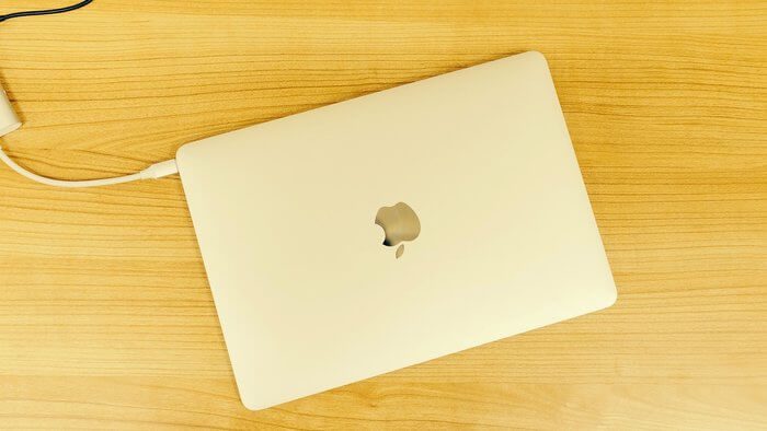 macbook-charge_935adec67b324b146ff212ec4c69054f كيفية تمكين أو تعطيل إدارة صحة البطارية على جهاز Mac الخاص بك