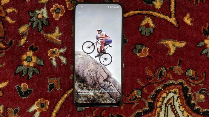 realme-lock-screen-magazine_935adec67b324b146ff212ec4c69054f Realme UI مقابل Oxygen OS: أيهما أفضل بالنسبة لك