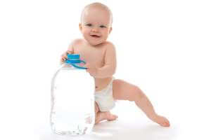 اعطاء الماء للرضيع , متى يبدأ الرضيع في شرب المياه , سلبياتة وايجابياتة - %categories