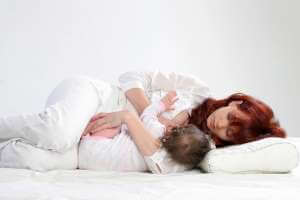 الوضع الجانبي لإرضاع الطفل , فوائدة لكلاً من الأم والطفل - %categories
