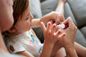 طلاء الأظافر(المناكير) للأطفال , المخاطر , نصائح لتجنب اضراره - %categories