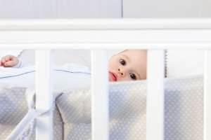 مصدات سرير الأطفال هل هي آمنة؟ نصائح للحافظ على سلامة الطفل اثناء النوم