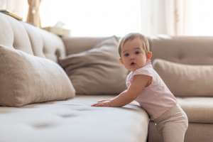 2148-Standing-one-of-the-9-month-old-baby-milestones-1 تغذية الطفل الرضيع بعمر 9 اشهر ، وصفات ونصائح للتغذية