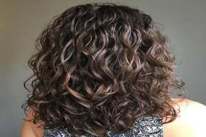 4 voluminous wavy permed hair 1 - تجعيد الشعر , 8 نصائح بسيطة وفعالة لرعاية الشعر بعد التجعيد