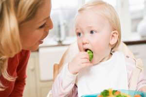 تغذية الطفل الرضيع في عمر سنة , الجدول الزمني ، وصفات ونصائح - %categories