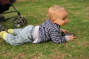 A_9_-_month_-_old_baby_crawls_2 تغذية الطفل الرضيع بعمر 9 اشهر ، وصفات ونصائح للتغذية