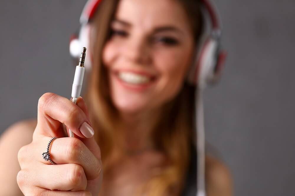 Clean-your-speakers-and-earphone-jack تحسين جودة وزيادة مستوى الصوت على Android