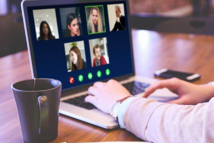 Hide-Yourself-From-Others-on-Zoom-F كيف ولماذا تخفي نفسك عن الآخرين في مكالمات Zoom