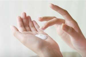 جفاف اليدين , 8 علاجات منزلية للتخلص منه وجعل يديك ناعمة - %categories