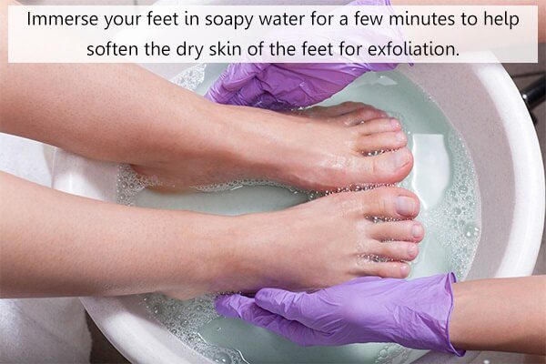 العلاجات المنزلية لشفاء الكعوب المتشققة - skin-beauty cracked heels immerse your feet in soapy water - العلاجات المنزلية لشفاء الكعوب المتشققة