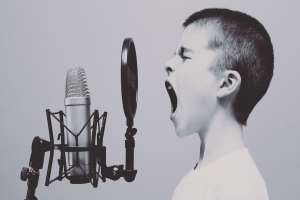 الغناء , الفوائد الصحية والنفسية والبدنية يجب التعرف عليها - home-style microphone 1209816 1920 cropped - الغناء , الفوائد الصحية والنفسية والبدنية يجب التعرف عليها