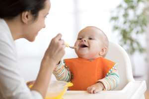 تغذية الطفل الرضيع في عمر سنة , الجدول الزمني ، وصفات ونصائح - %categories