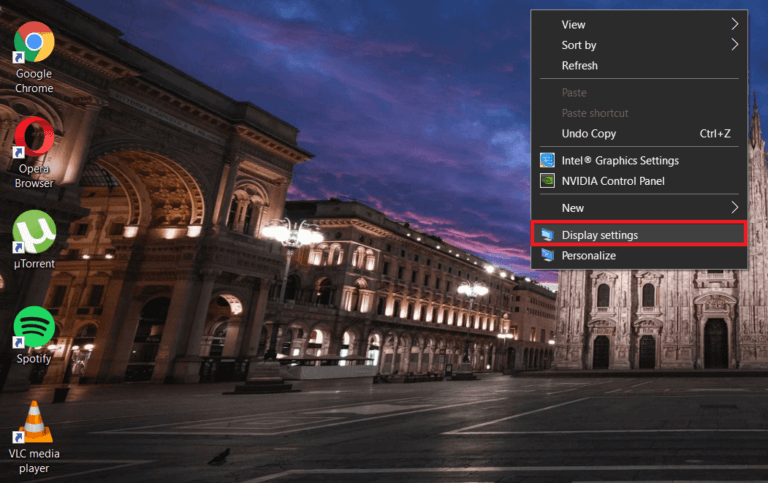 Right-click-on-an-empty-area-on-your-desktop-and-choose-Display-settings-768x483-1 كيفية تغيير جهاز العرض الأساسي والثانوي على نظام التشغيل Windows