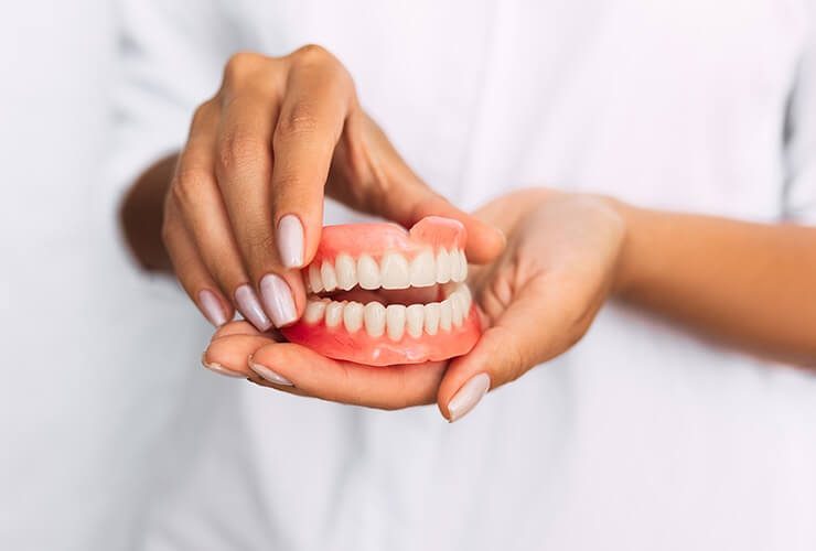أطقم الأسنان: الأنواع والتكلفة والرعاية اللاحقة وكيفية التعود عليها - %categories