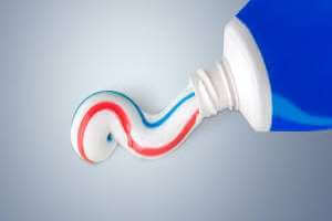 معجون الأسنان الطبيعي المنزلي الصنع لتبييض وتلميع الاسنان