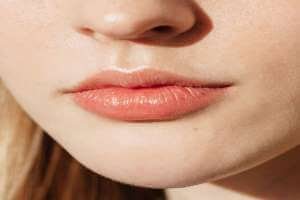 تقشير الشفاه , وصفات طبيعية ومنزلية الصنع للحصول على شفاه ناعمة - home-style lip scrubs 1564069157 1 - تقشير الشفاه , وصفات طبيعية ومنزلية الصنع للحصول على شفاه ناعمة