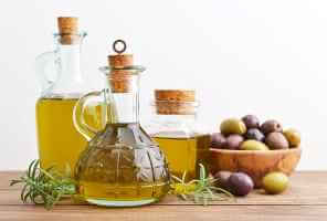 زيت الزيتون: التغذية والأنواع والاستخدامات والفوائد - organicfacts olive oil pitches fلeat - زيت الزيتون: التغذية والأنواع والاستخدامات والفوائد