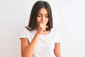 Glaires : différentes couleurs, causes, symptômes et traitement - fr Phlegmicauses feat - Phlegme : différentes couleurs, causes, symptômes et traitement