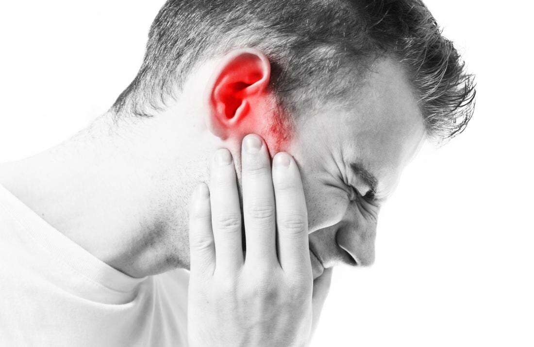 الاذن اليمنى مع الحلق 1100x716 - ألم الأذن: الأسباب والعلاج ومتى يجب زيارة الطبيب