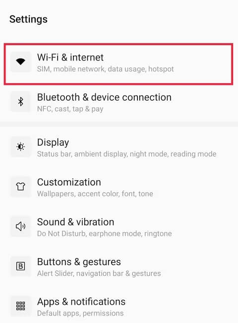 Open-your-phone’s-settings-and-locate-the-‘Wi-Fi-and-Internet’-option إصلاح مشكلة إرسال النص أو تلقيه على Android