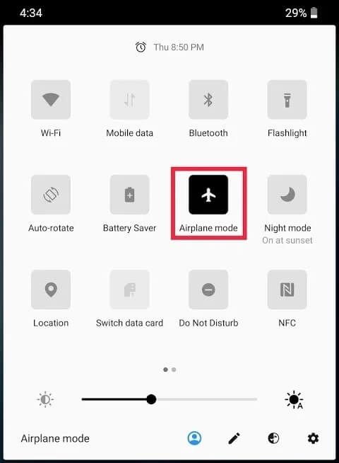 To-turn-it-off-simply-in-settings-panel-from-the-top-and-tap-on-the-Airplane-icon إصلاح مشكلة إرسال النص أو تلقيه على Android