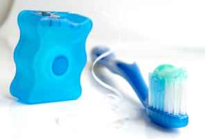 التهاب اللثة 101: الأنواع والأسباب والعلاج وعوامل الخطر - oral-health gingivitis caبuses feat - التهاب اللثة 101: الأنواع والأسباب والعلاج وعوامل الخطر