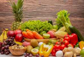 كيف تختلف الفواكه عن الخضروات في التغذية - organicfacts gods pharmaبيcy feat - كيف تختلف الفواكه عن الخضروات في التغذية