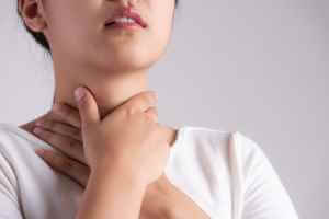 تغييرات النظام الغذائي ونمط الحياة لإدارة فرط نشاط الغدة الدرقية - glands-hormones gorge irritee main femme touchant son cou malade cبoncept soins sante 53476 4196 - تغييرات النظام الغذائي ونمط الحياة لإدارة فرط نشاط الغدة الدرقية