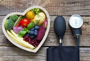 العلاجات المنزلية لتحسين ضغط الدم المنخفض - heart-health low blood pressure dsdremedies feat - العلاجات المنزلية لتحسين ضغط الدم المنخفض